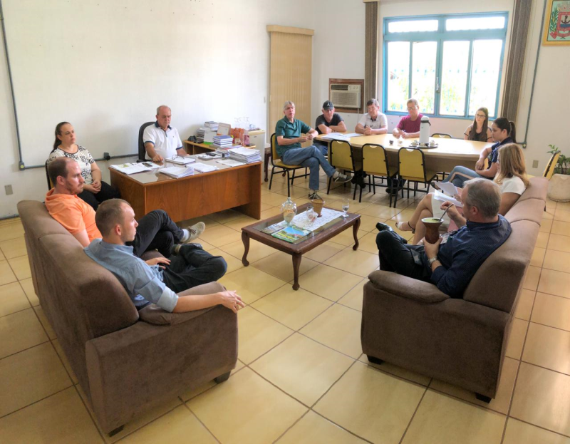 SANEAMENTO BÁSICO É PAUTA EM REUNIÃO COM A CORSAN